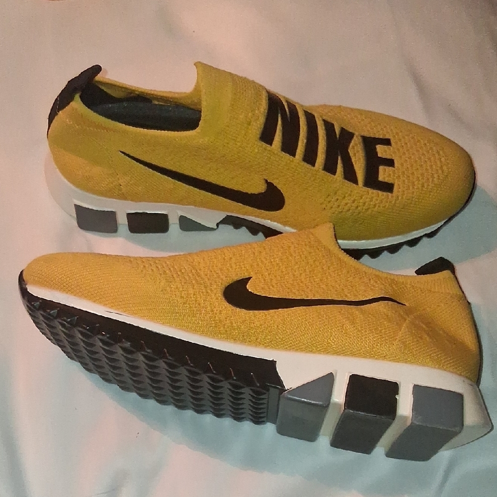 Nike Womens Yellow and Black Slip-On Sneakers a NWOT - Picture 2 of 10